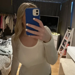 Basic tröja  - En vit basic tröja som jag även säljer i svart! 