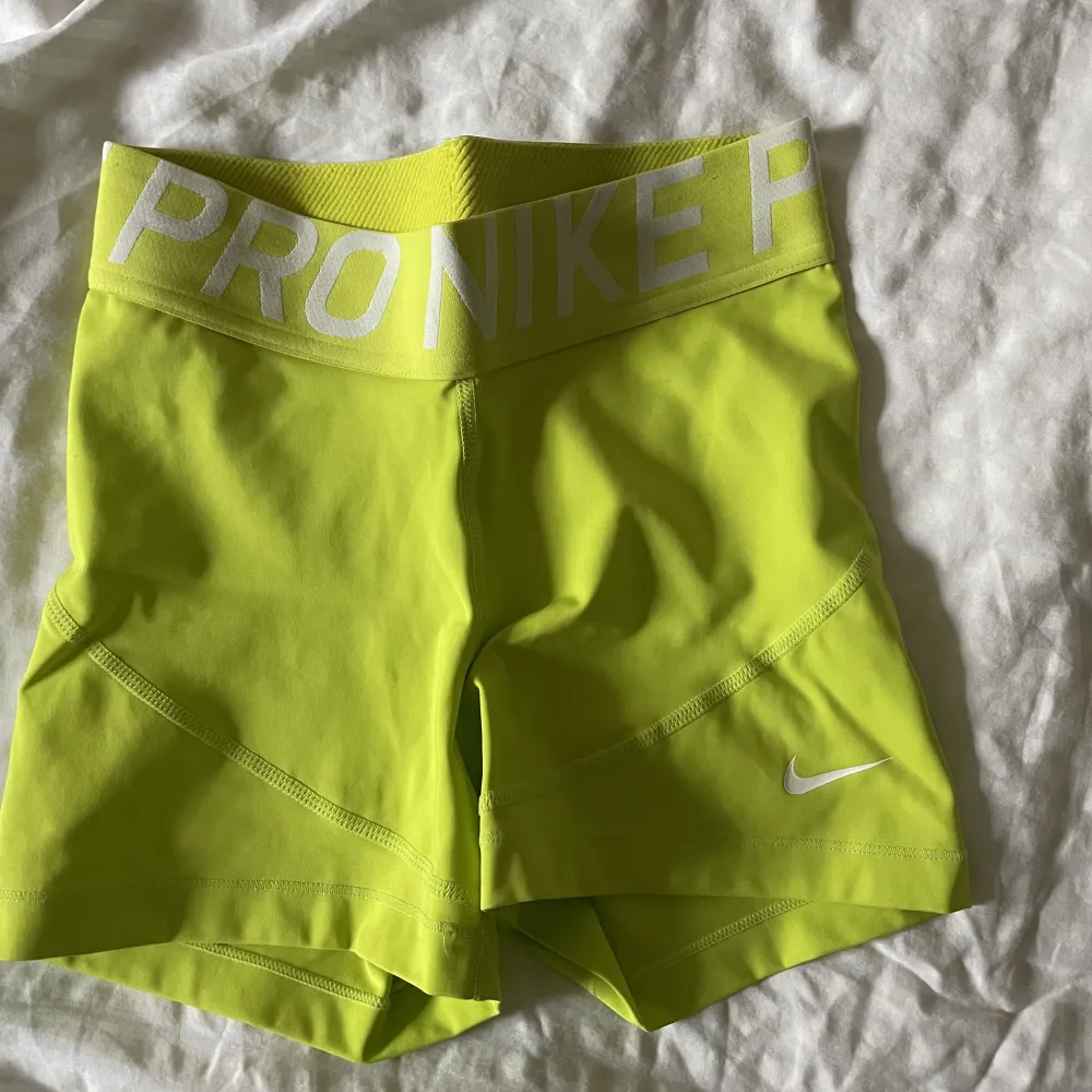 Gula Nike pro shorts i storlek xs. Använda fåtal gånger därav är de i fint skick💛 100+frakt . Övrigt.