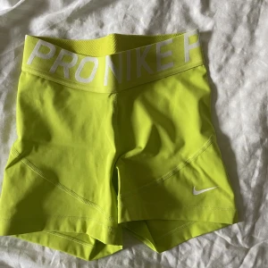 Nike pro shorts - Gula Nike pro shorts i storlek xs. Använda fåtal gånger därav är de i fint skick💛 100+frakt 