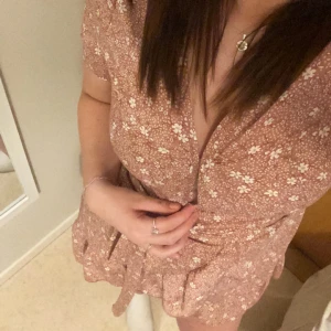 Rosa blommig klänning! - Säljer nu min fina rosa klänning från Shein då den blivit för liten! Inte andvänd mycket och är i väldigt fint skick! Säljer för 50 kr + frakt 