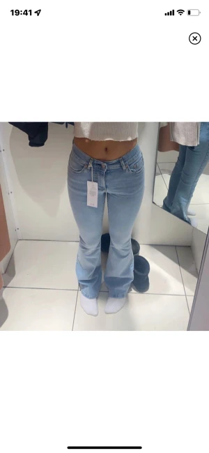 lågmidjade jeans  - Ett par jätte snygga lågmidjade jeans ifrån gina tricot i storlek 32 som jag använt fåtal gånger. 