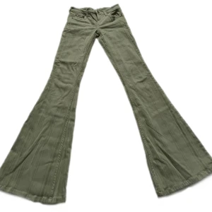 Gröna lågmidjade pinstripe-byxor - Superfina gröna lågmidjade bootcut byxor från Urban outfitters💗 midja: 68 innerbenslängd: 71