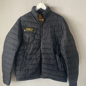 Barbourjacka - Säljer en barbourjacka åt min kille! Jackan är i gott skick och har strl L 🤍 Pris: 500kr!  Hör av er vid frågor