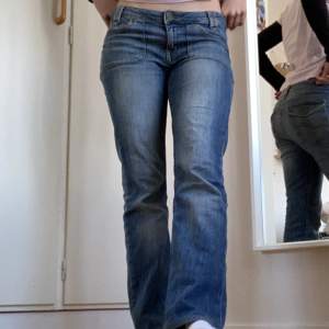 Hej säljer ett par flare jeans från lee för 400kr + frakt. (Ge gärna prisförslag). De har coola fickor båda fram o bak.  