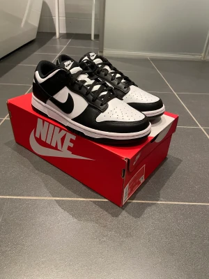 Nike panda dunk low - Storlek 40,5  Helt nya Original box medföljer  Köpta på Nike så kvitto finns 