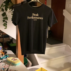 Peak performance  - Tjena säljer nu men peak performance T-shirt som nu är för liten för mig. Skriv till mig vid intresse eller om du har någon fråga.