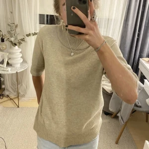 Tröja - Säljer denna skit snygga tröja pga att den inte kommer till användning 💕 storlek S tror jag men passar även XS och M