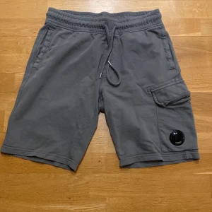 Cp company shorts - Köpte de i somras för 1400. Dom är bra skick. För mer information så skriv till mig.