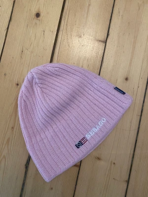 Mössa från Sebago - Säljer denna snygga mössan från Sebago. Givetvis äkta. Knappt använd. I fint skick.