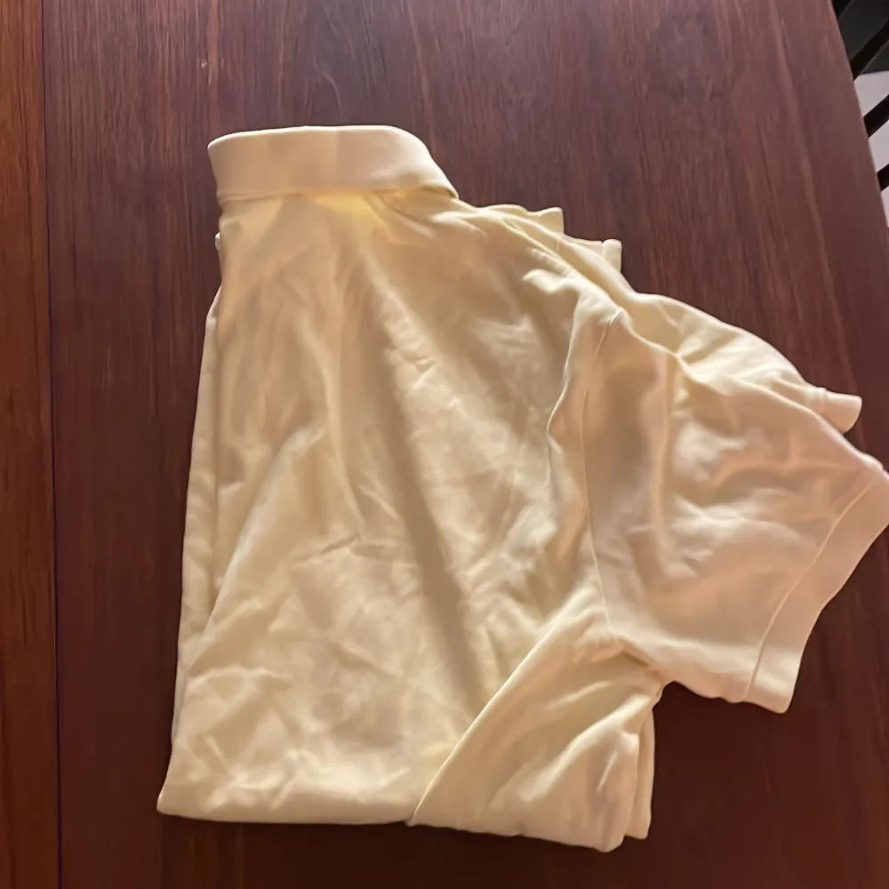 Rätt så stor men skitsnyggt med low waist eller momjeins . Paidat.