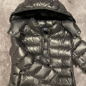 Polo Jacka - Storlek M (8-10) barn storlek! Aldrig använd från mig! Jätte snygg & säljs ej i denna modell längre 💌💌💌💌