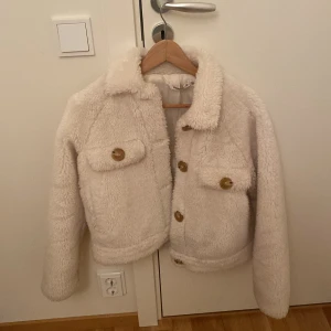 Nelly jacka - Köpt hos Nelly för typ 579kr kanske mer. Får ingen användning av den långre och har inte heller använt den mycket. Den är i väldigt bra skick.