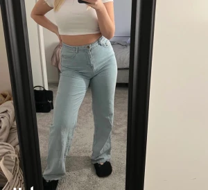 Jeans - Jeans från madlady som finns för 599kr på deras hemsida. Storlek 38 och skulle säga att de är ganska stretchiga i materialet så man kan både ha de low och high waist 