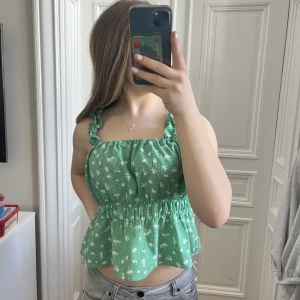 Grönt linne - Supergulligt grönt linne till sommaren! Köpt från hm och är väldigt flexibel i storleken.  Kunden står för frakten men kan även mötas upp!💗