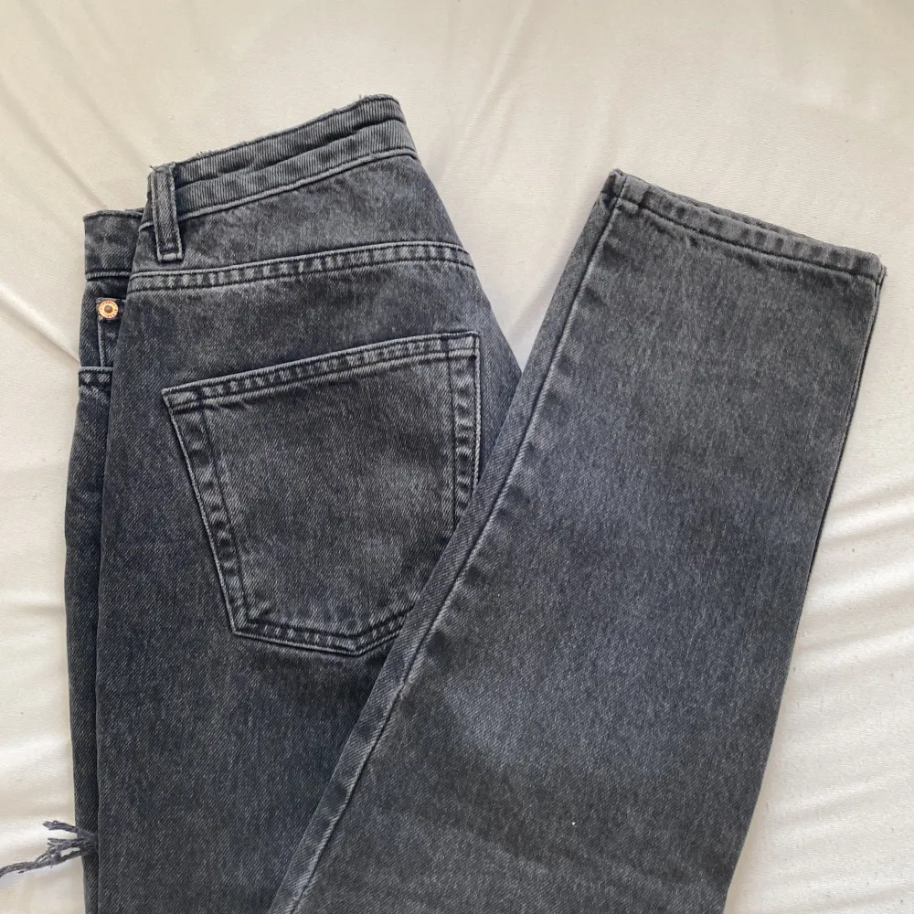 Snygga slitna high waisted jeans från TopShop😍 (användna) . Jeans & Byxor.