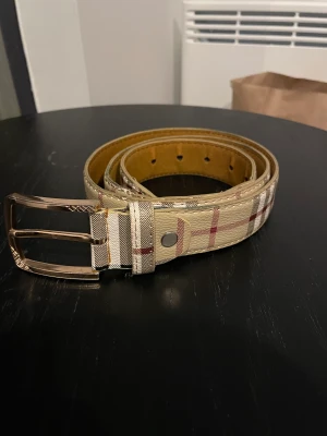 Burberry bälte - Hej, säljer nu mitt burberry bälte då jag köppt ett nytt o detta inte används. Skick 7/10 då det sprätts upp vid slutet av bältet men snynns knappt då bältes spännaren hamnar framför märket. Köparen står för frakten Skriv för fler bilder eller frågor😊