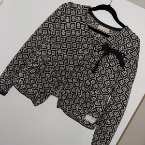 OddMolly kofta - Kofta från OddMolly i mörkgrå mönster. Sparsamt använd. Har tyvärr blivit för liten för mig. Storlek XS 