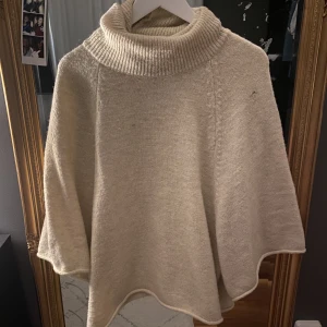 Kortärmad stickad tröja  - Kortärmad stickad tröja från zara. Använd fåtal gånger alltså som ny. Frakten ingår i priset 