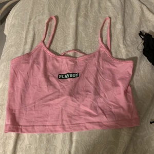 Playboy x Missguided - Superfrän topp från PlayboyxMissguided. Använd men har mycket kvar att ge! 