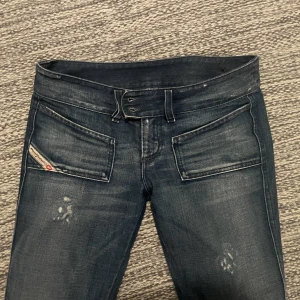 Diesel lowrise jeans - Säljer mina jättefina diesel jeans som jag köpte på plick men som tyvärr var för långa och satt lite för tight på mig. Jag är 167 ungefär. Midjemått: 39 tvärsöver innerbenslängd: 86. Köparen står för frakt💕