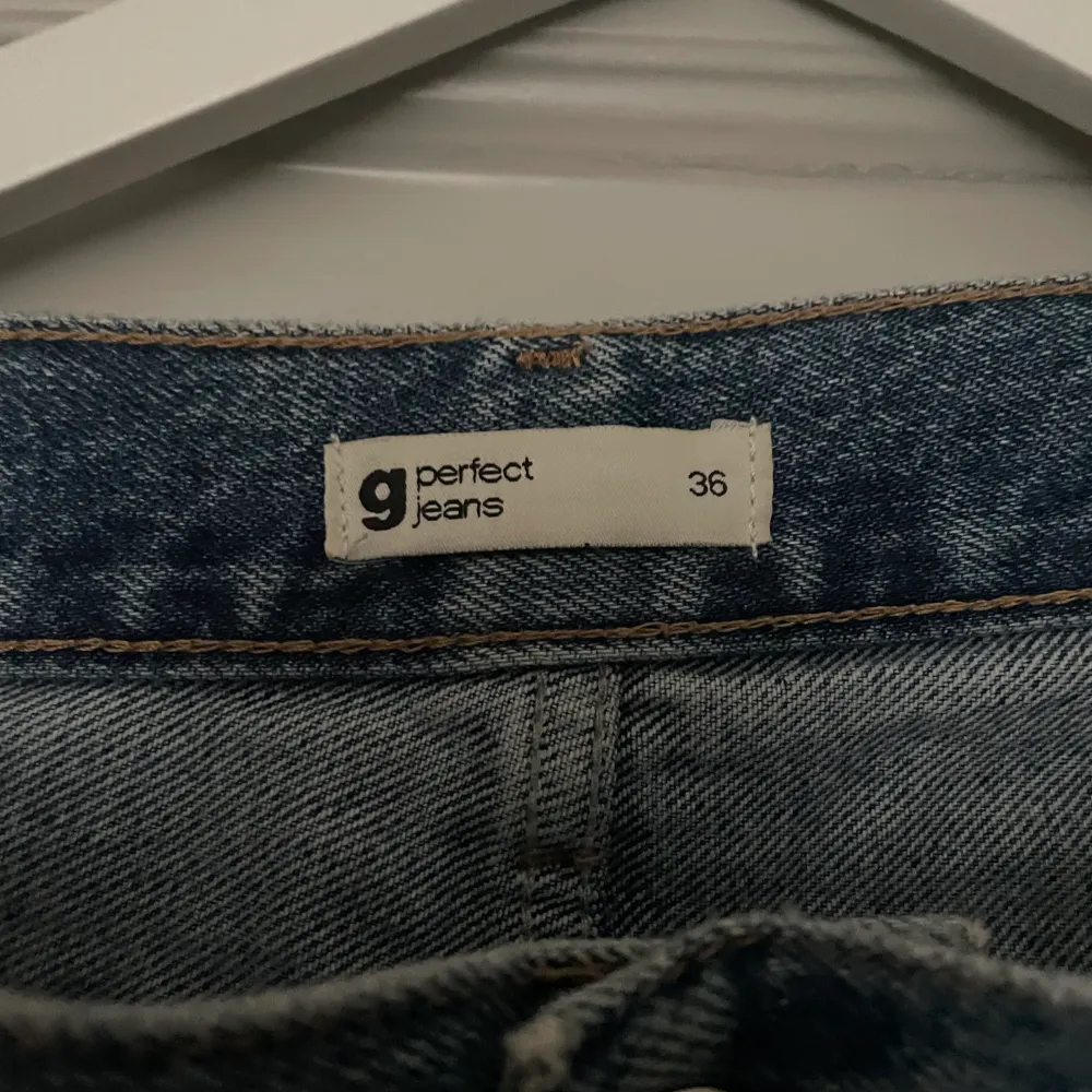 Högmidjade, mörkblå jeans från Gina tricot i bra kvalitet! . Jeans & Byxor.