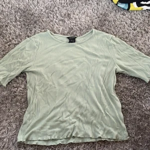 Jätte fin ljus grön tröja - Inte så använd, lite längre i ärmarna.