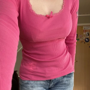 odd molly dupe - en söt odd molly-liknande tröja från märket happy holly🥰i storlek 36-38 och som jämförelse så är jag en storlek 36 (S). en liten ros på ena ärmen 🌹och en rosett med lite spets vid urringningen 