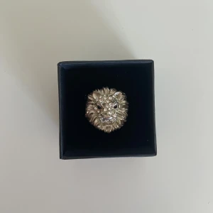 Ring Lejon - Säljer denna asballa ring eftersom den inte kommer till användning💕