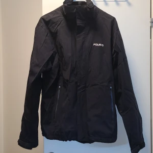 Black jacket - Size M lightly used in good condition except for one of the sleeves as show in the third picture. Feel free to contact us in Swedish or English. 