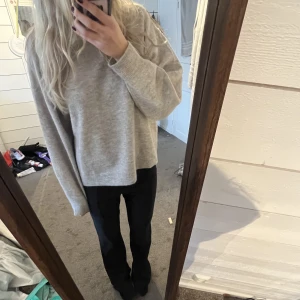 Stickad tröja - Intressekoll på en supersnygg stickad tröja från H&m. Använd ca. 2 gånger så är bara pyttelite nopprig Skriv vid intresse och tryck INTE köp nu!! 😊💕