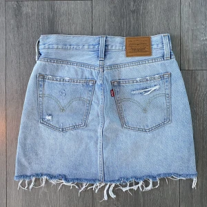 Levis kjol - Blå jeanskjol från levis! Superfint skick, storlek W26