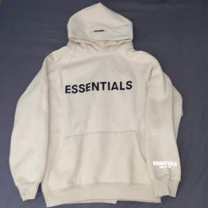 Essentials hoodie storlek M. Använd ett fåtal gånger. Färg beige/cream. Vid snabbt köp kan priset sänkas