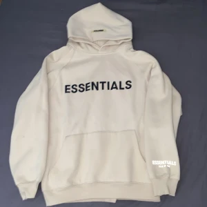 Essentials hoodie - Essentials hoodie storlek M. Använd ett fåtal gånger. Färg beige/cream. Vid snabbt köp kan priset sänkas