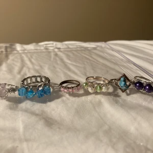 Smycken - Jag gör och säljer egna smycken! Hör av dig till mig så kan du designa ditt egna. Pris står i bio. Gör armband, örhängen, halsband och ringar!  Armband: 90kr💓Små örhängen: 70kr💓stora örhängen: 100kr💓halsband: 130kr💓ringar: 30kr💓 