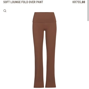 Skims yoga pants - Skims yoga pants. Storlek XS. Passar S och M. I färgen Wood.  Lite för långa för mig som är 162. Passar de som är mellan 166-175.