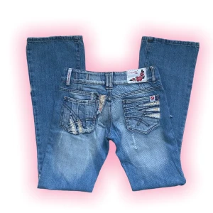 Y2k Crazy Age Jeans - SÅÅÅ jävla snygga lågmidjade straight leg jeans från Crazy age. Passade inte mig dessvärre 😢. Köpt dyrt på depop. Strl 36 på lapp men skulle säga mer en 34. Skriv privat för mått. Köparen står för frakt. ❤️