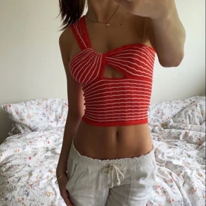 Zara topp - Verkligen jättesnygg zara topp som jag köpte innan sommaren. Har inte kommit till andvändning så därför säljer jag den i nyskick! Inget fel med den utan kommer bara inte till användning ❤️första bilden är från pinterest! 