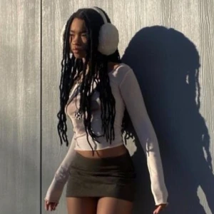 EAR MUFFS/ÖRON PUFFAR - Hejjj! Säljer nu dessa skit coola och mjuka öron puffar som är både stylish och användbara i kylan💞 De är vita och i total nyskick! Två första bilderna är lånade❣️ Hör av er!