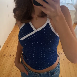 Blått linne - Säljer detta vitprickiga blåa linne. Storlek XS/S. Skriv för fler bilder!