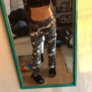 Camouflage byxor  - Jättesköna camouflage byxor i typ jeanstyg från lager 157. De har 6 fungerande fickor och man kan sjystera om de ska sitta tajt eller löst i anklarna. Strl xs och passar bra på mig som vanligtvis har xs-s, är ca 165. ❤️