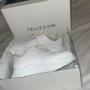 vita snaekers från Nelly.com  - Helt vanliga vita snaekers ,använt ett fåtal gånger ,  jätte sköna skor men kommer tyvärr inte till använding längre vilket är synd, köpte skorna för ca 500kr men säljs mycket billigare,  pris går att diskuters med mig och frågor med!😊