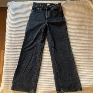 Möekgrå jeans fr Lager 157 strl M - Endast använda 2 tillfällen, bra skick, bra passform. Sitter tajtare över höften o lösare över benen. Köpta för 300kr. Frakt betalas av köparen!