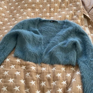 Kofta stickad  - Blå fluffkofta från Zara