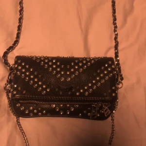 Rock nano bag med nitar  - Säljer den här zadig väskan i rock nano med nitar då den tyvärr inte komer till användning. Den är i fint skick. Frakt står köparen för och ingår inte i priset🥰 (sista bilderna är lånade men samma väska) pris kan diskuteras 