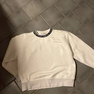 Acne tröja  - En skön original tröja ifrån acne studios  Storlek s men passar m  Inga fläckar eller defekter, endast använd ett fåtal gånger så den är som en ny