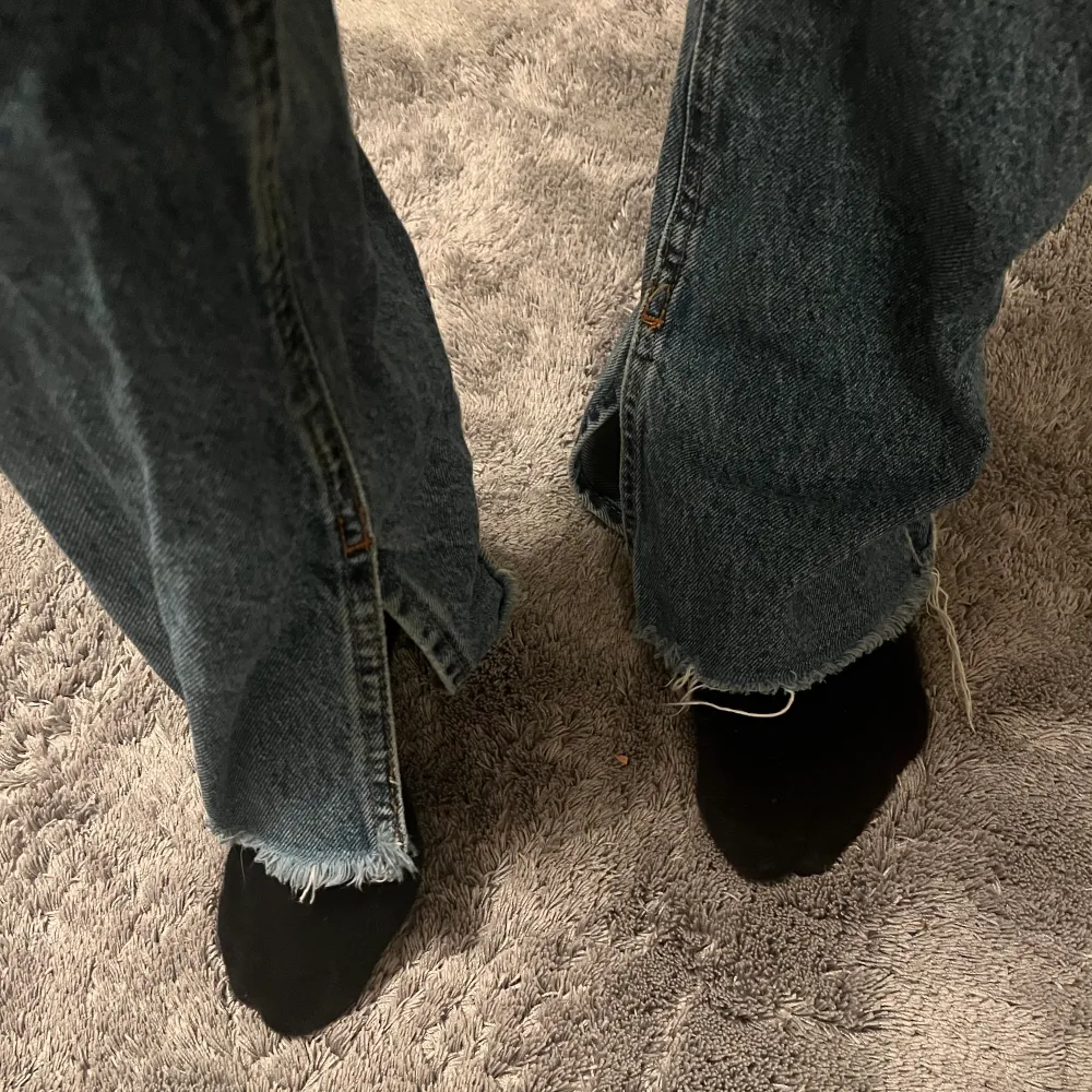 Slutna jeans ifrån slutsåld modell 🤍. Jeans & Byxor.