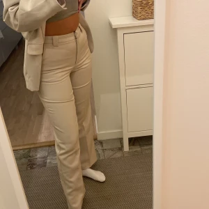 Kostym byxor  - Biege kostymbyxor. Aldrig använda, från nakd. Finns matchande kavaj.  Storlek S