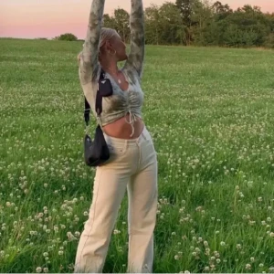 Beige flare jeans - Jag säljer ett par flare jeans ifrån bikbok som är storlek 24/32. Jag köpte dem för 700kr. Dem var alldelles för långa på mig som är 160cm så jag rekommenderar att man är över 165 om man inte vill sy upp dem, pris kan diskuteras ❤️