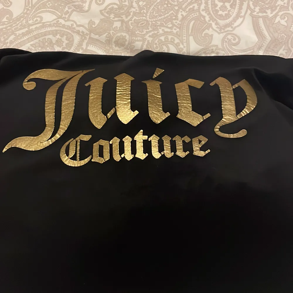 Svart Juicy Couture tröja med guldig text. Den är i bra skick. Storlek 14/15 år (164-170). Jag säljer den för att den inte kommer till användning. Den kostar 650 kr i ny pris.. Tröjor & Koftor.