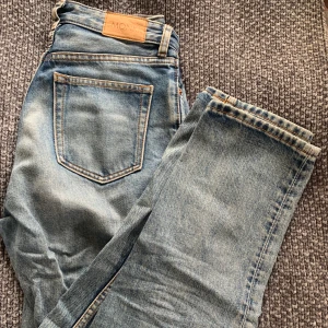 Monki jeans - Ljusblå jeans från Monki, skriv för fler bilder